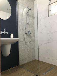 a bathroom with a shower and a sink at Вила TIMeS in Kiten