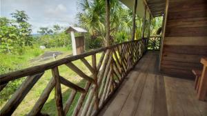 ArchidonaにあるRainforest Hutの田園風景家の木の出入り