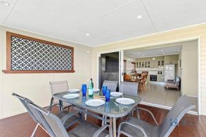 Fish Cottage Ulladulla - Linen not supplied - 3 bedroom house - sleeps 8 - pet friendly的休息区