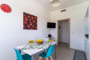 A television and/or entertainment centre at Le scuderie 1