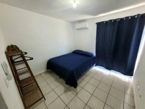 um quarto com uma cama e uma cortina azul em Residencia en Mazatlán em Mazatlán