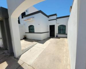 um pátio vazio de um edifício branco com uma porta em Residencia en Mazatlán em Mazatlán