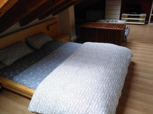 una cama y un banco en una habitación en ALDAJO Apartments, en Segovia