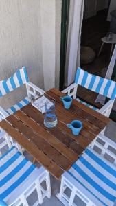 une table en bois avec deux bols bleus au-dessus dans l'établissement CABALLITO DE MAR, à Los Alcázares