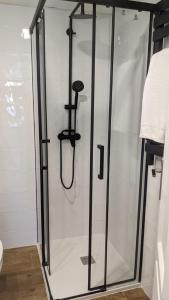 y baño con ducha y puerta de cristal. en CABALLITO DE MAR, en Los Alcázares