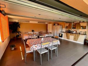 a room with a table and chairs and a kitchen at Casa de vacanță Orsi in Sovata