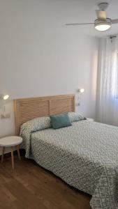 Un dormitorio con una cama y una mesa. en CABALLITO DE MAR, en Los Alcázares