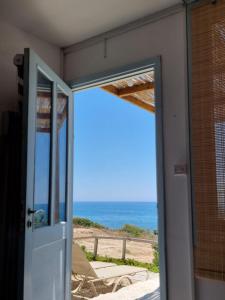 une porte ouverte avec vue sur l'océan dans l'établissement Summer Dream Cyprus, à Maroni