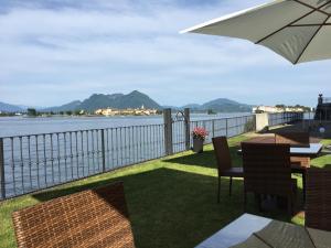 巴韦诺罗马格纳酒店的带桌椅的露台，可欣赏水景