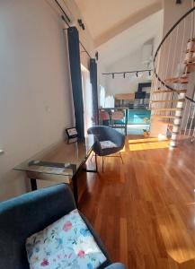 ブゼトにあるStunning new apartment in centre of Buzetのリビングルーム(ソファ、テーブル付)