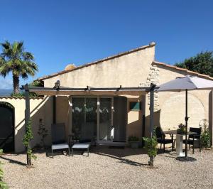 OupiaにあるMarie Jean Chambre d'hôtes & Gîteのパティオ(テーブル、傘付)