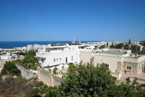 - une vue sur la ville avec ses bâtiments blancs et l'océan dans l'établissement 2 Bedroom Luxury Apartment in Madliena Swieqi, à Is-Swieqi