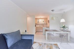 ein Wohnzimmer mit Sofa und Tisch in der Unterkunft Apartament 70m2 przy parku Zdrojowym, plaża, centrum. in Świnoujście