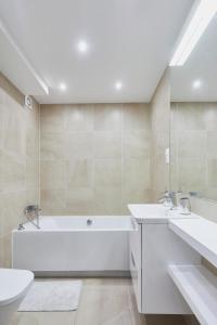 ein Badezimmer mit Badewanne, Waschbecken und Toilette in der Unterkunft Apartament 70m2 przy parku Zdrojowym, plaża, centrum. in Świnoujście + 6 Fotos