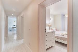 sypialnia z łóżkiem, komodą i lustrem w obiekcie Apartament 70m2 przy parku Zdrojowym, plaża, centrum. w Świnoujściu