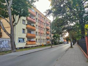 pusta ulica przed budynkiem w obiekcie Apartament 70m2 przy parku Zdrojowym, plaża, centrum. w Świnoujściu