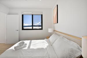 Postel nebo postele na pokoji v ubytování Lake View Suites Jindabyne