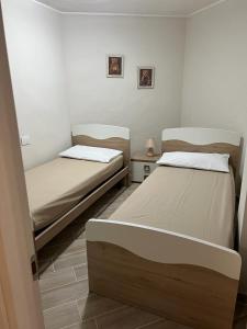 Habitación con 2 camas en una habitación con: en VILLETTA AIRES en Chia