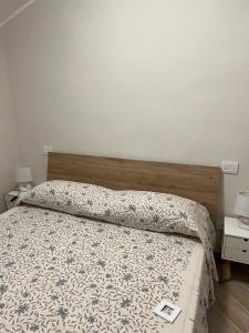 1 dormitorio con 1 cama con edredón azul y blanco en VILLETTA AIRES en Chia