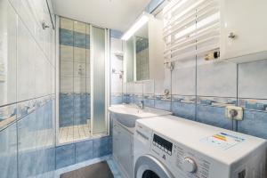 La salle de bains est pourvue d'un lave-linge et d'un lavabo. dans l'établissement Apartment in City Center, à Gdańsk