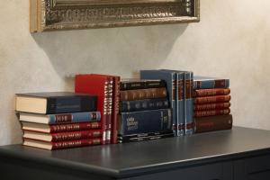 een stapel boeken bovenop een tafel bij Apartman Ela Vi in Kršan