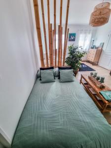 Grangues的住宿－Le Cotil Ribes，一间卧室,卧室内设有一张绿色大床