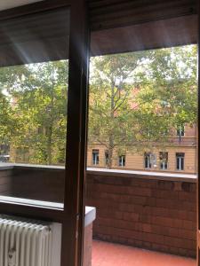 una finestra aperta con vista su un edificio di da Sofia a Bologna