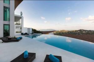 サムイ島にあるCobalt Suite Sea View Apartmentの大型スイミングプール(ブルーピロー付)