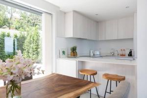 Кухня или кухненски бокс в Cobalt Suite Sea View Apartment