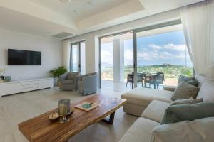 サムイ島にあるCobalt Suite Sea View Apartmentのソファとテーブルのあるリビングルーム