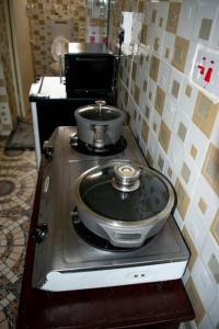 garnek na kuchence w kuchni w obiekcie BELEEN HOMES w mieście Limuru