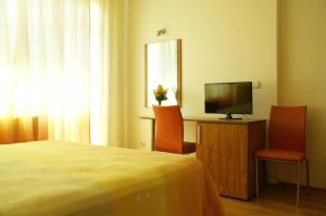 TV a/nebo společenská místnost v ubytování Hotel Sany