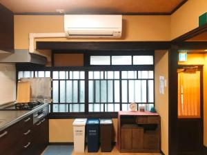 Kuchyň nebo kuchyňský kout v ubytování Kisya---Kyoto Machiya Guesthouse + 37 fotografií