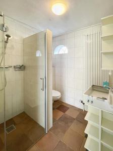 a bathroom with a shower and a toilet at Uylkenshof safaritenten en natuurhuisjes in Epe