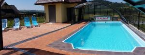 Bazén v ubytovaní Folk Resort Domki i Apartamenty alebo v jeho blízkosti