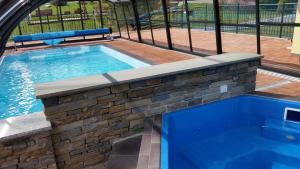 Bazén v ubytovaní Folk Resort Domki i Apartamenty alebo v jeho blízkosti