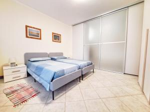 アオスタにあるCasa Alpina - Appartamento Aostaのベッドルーム1室(ベッド1台、クローゼット付)