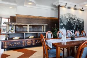 Posedenie v ubytovaní Folk Resort Domki i Apartamenty