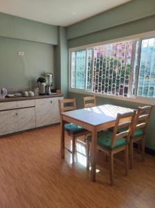 - une cuisine avec une table et des chaises dans la chambre dans l'établissement KS HOUSE, à Bangkok