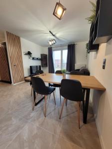 uma sala de jantar e sala de estar com mesa e cadeiras em LUX Apartament em Chrzanów