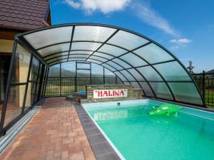 Bazén v ubytovaní Folk Resort Domki i Apartamenty alebo v jeho blízkosti