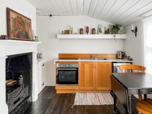 uma cozinha com um lavatório e um fogão em Alice's Cottages em Launceston