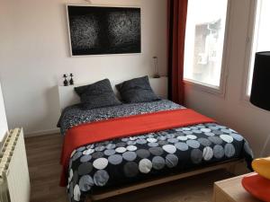 a bedroom with a bed in a room with a window at Le Patio Père Pigne Guestroom in Perpignan