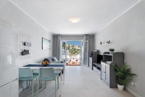 eine Küche und ein Esszimmer mit Tisch und Stühlen in der Unterkunft Holiday Valley Blue Ocean B2 in Adeje