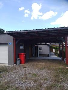 a garage with awning in front of a house at Ruheoase Nähe Wien in Wetzleinsdorf