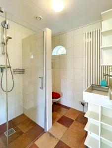 La salle de bains est pourvue d'une douche et de toilettes. dans l'établissement Uylkenshof safaritenten en natuurhuisjes, à Epe