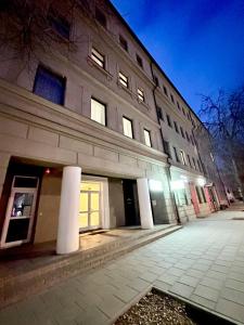 een groot gebouw met zuilen ervoor bij New Town Classic Apartments SELF-CHECK IN in Vilnius