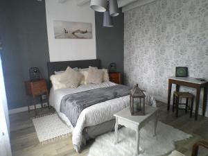 Postel nebo postele na pokoji v ubytování LE CLOCOONING Chambres d'Hôtes chez l'habitant
