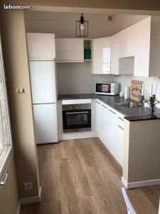 Кухня или мини-кухня в Le Patio Père Pigne Guestroom
