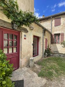 een rode deur van een huis met een tuin bij L'Ouvrée, chaleureux en famille ou entre amis in Saint-Aubin